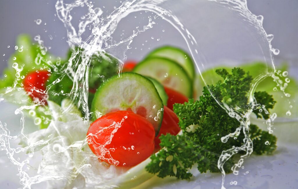 Aliments frais et eau, utilisés ici comme symbole d'une alimentation saine et revivifiante, vecteur de santé